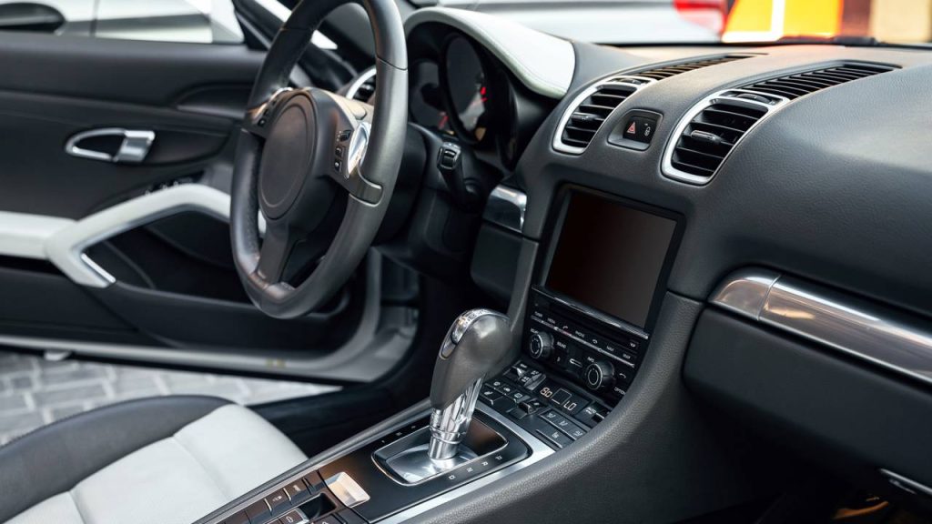 Novo modelo barato com multimídia sem fio conquista motoristas de todo o país