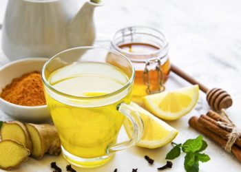 Receita de chá caseiro desincha a barriga e faz seu bolso feliz