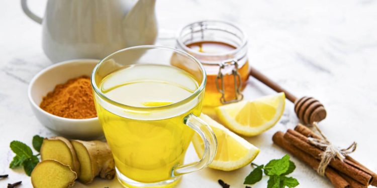 Receita de chá caseiro desincha a barriga e faz seu bolso feliz