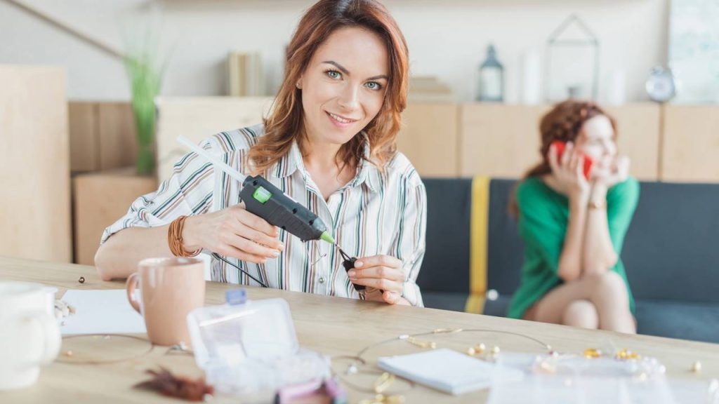 Hack barato para quem mora de aluguel e quer pendurar quadros sem deixar marcas