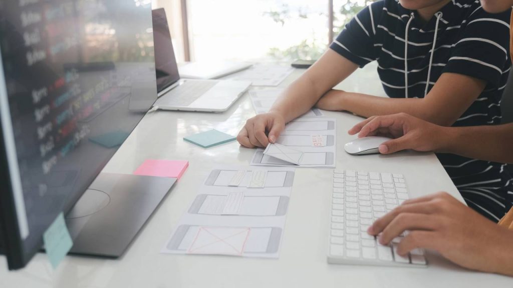 Jovens estão abandonando faculdades longas e lucrando mais de R$ 10 mil com profissões práticas no Brasil em 2025