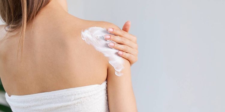 Hidratante bom e barato existe! Veja 3 cremes que entregam maciez profunda sem estourar o orçamento