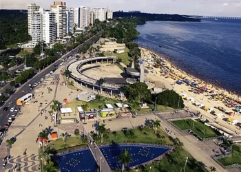 Essa cidade no meio da floresta encanta pela mistura de cultura e natureza