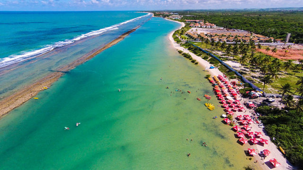 O paraíso brasileiro onde o mar forma piscinas de outro mundo