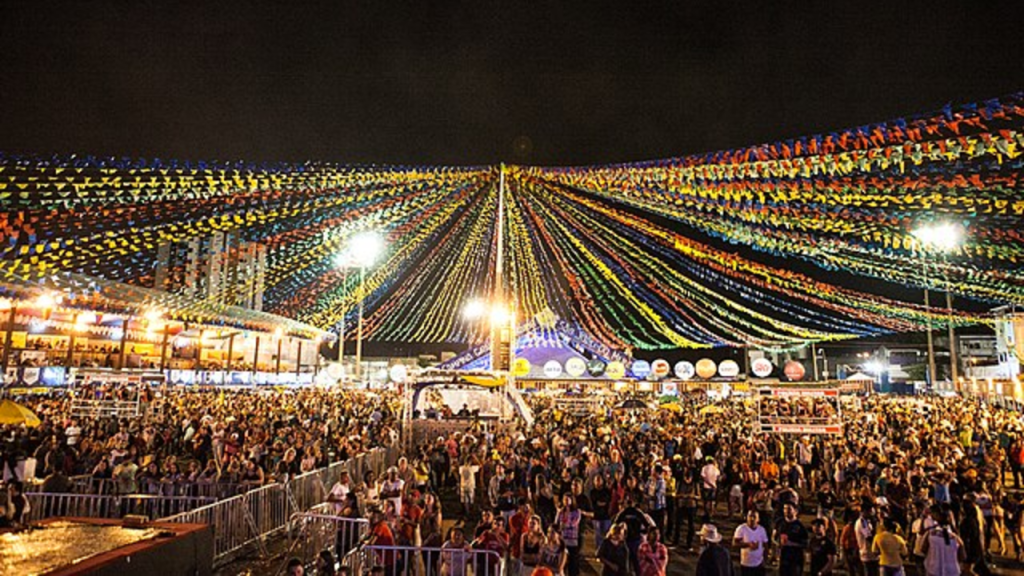 Uma cidade do interior nordestino está encantando turistas com seu clima frio, festas gigantes e uma energia cultural que não existe em outro lugar