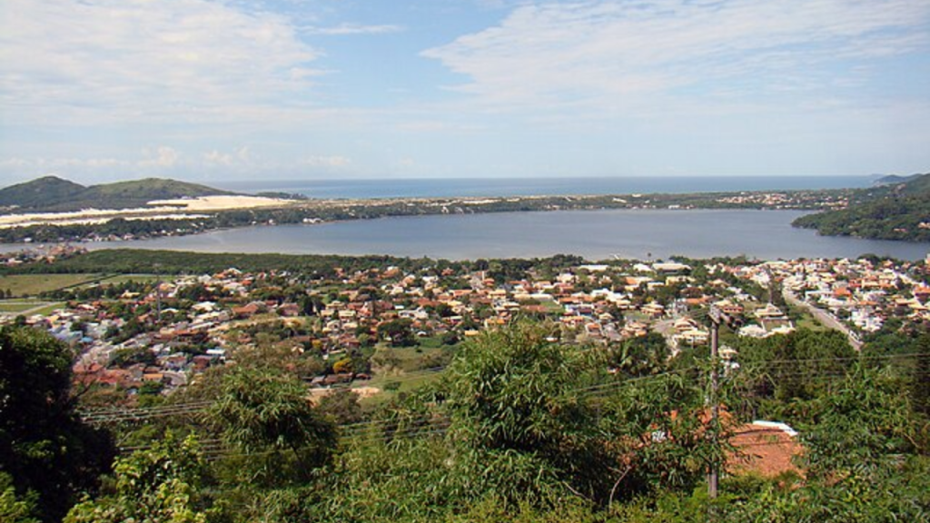 Uma ilha de clima ameno, águas cristalinas e gastronomia marcante se tornou o refúgio preferido de surfistas, famílias e amantes do mar