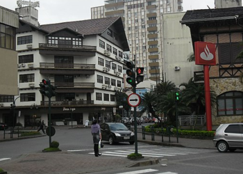 Entre casas em estilo medieval, gastronomia farta e festas tradicionais, essa cidade parece transportada direto do interior da Alemanha
