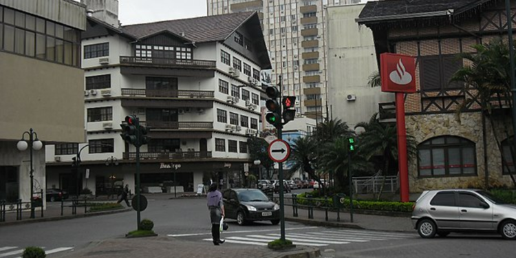 Entre casas em estilo medieval, gastronomia farta e festas tradicionais, essa cidade parece transportada direto do interior da Alemanha