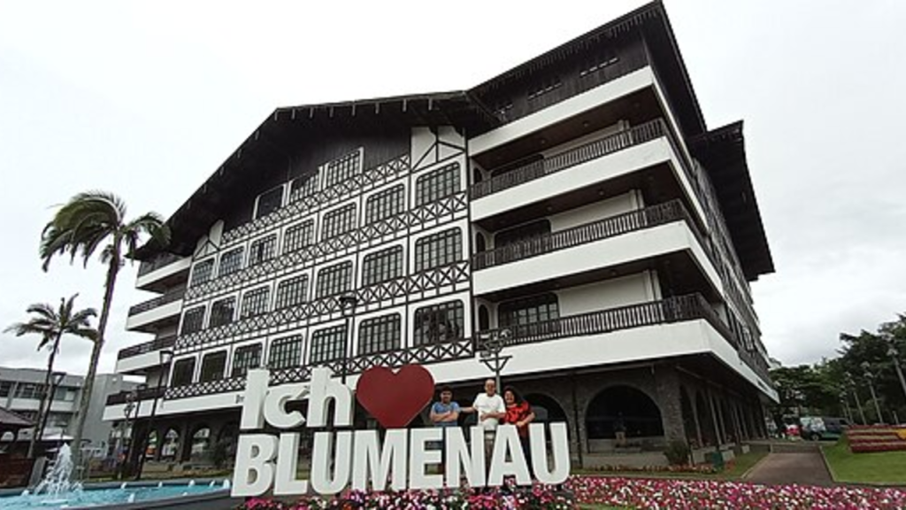 Entre casas em estilo medieval, gastronomia farta e festas tradicionais, essa cidade parece transportada direto do interior da Alemanha