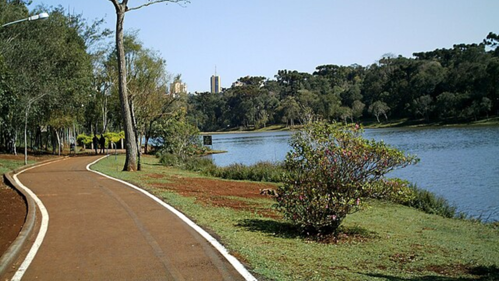 O destino onde famílias se reúnem para caminhar, pedalar e assistir ao sol desaparecer sobre um lago que parece pintura