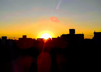 O destino onde famílias se reúnem para caminhar, pedalar e assistir ao sol desaparecer sobre um lago que parece pintura