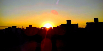 O destino onde famílias se reúnem para caminhar, pedalar e assistir ao sol desaparecer sobre um lago que parece pintura