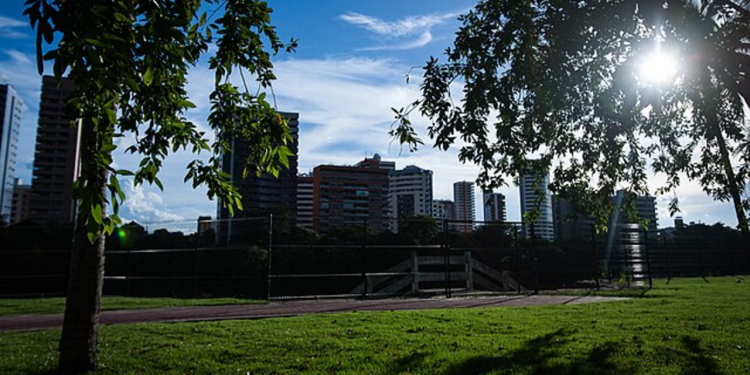 Essa cidade combina um ambiente urbano com muito verde, calor e a atenção constante aos detalhes do dia a dia