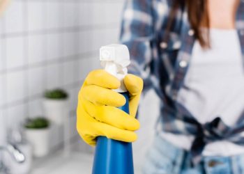 Aprenda a fazer limpa-vidros caseiro e economize sem perder o brilho cristalino das superfícies