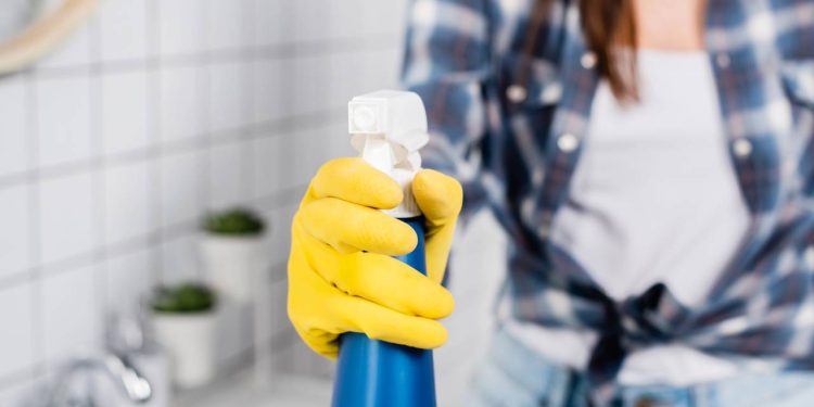 Aprenda a fazer limpa-vidros caseiro e economize sem perder o brilho cristalino das superfícies