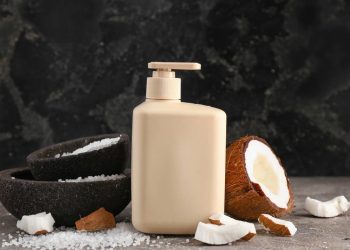 Desengordurante de coco acessível que limpa bem e reduz os gastos domésticos - Créditos: depositphotos.com / serezniy