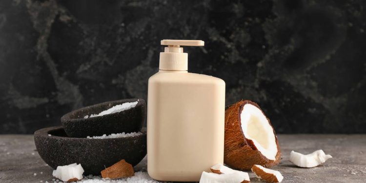 Desengordurante de coco acessível que limpa bem e reduz os gastos domésticos - Créditos: depositphotos.com / serezniy