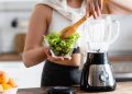 Esses liquidificadores batem sucos e vitaminas sem esforço e não passam de R$ 110