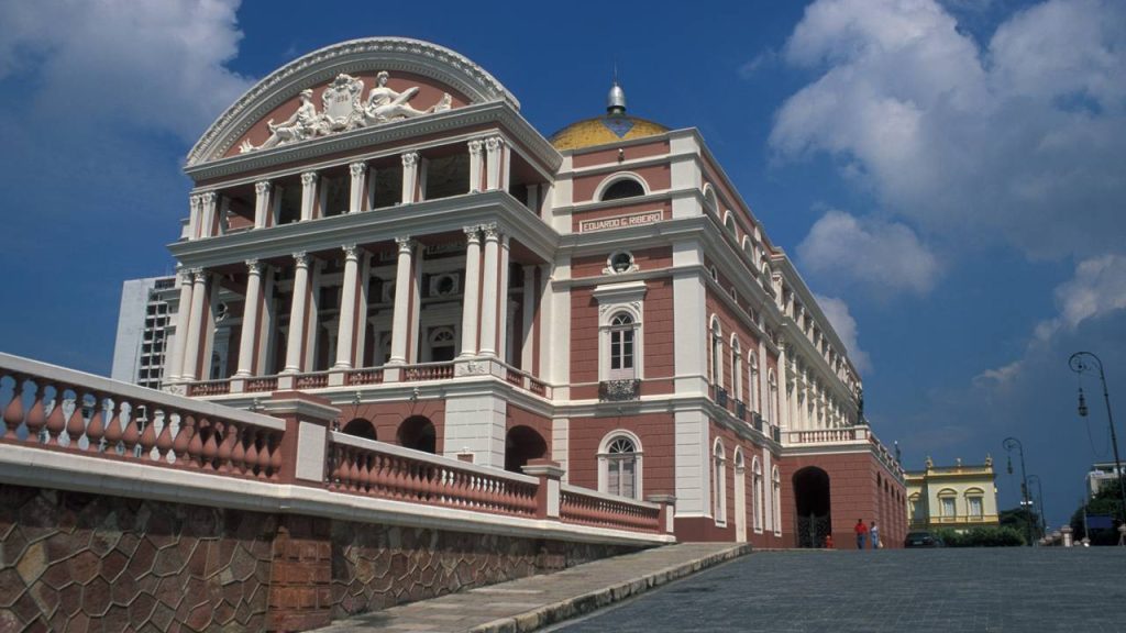Essa cidade no meio da floresta encanta pela mistura de cultura e natureza