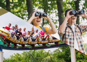 O maior parque temático da América Latina reúne adrenalina, shows e muita fantasia.