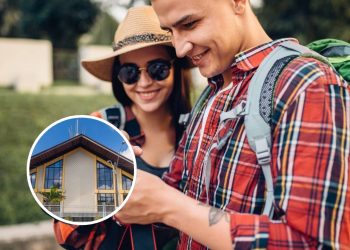 Turistas se encantam com a cidade onde é possível ter um pé em cada hemisfério do planeta