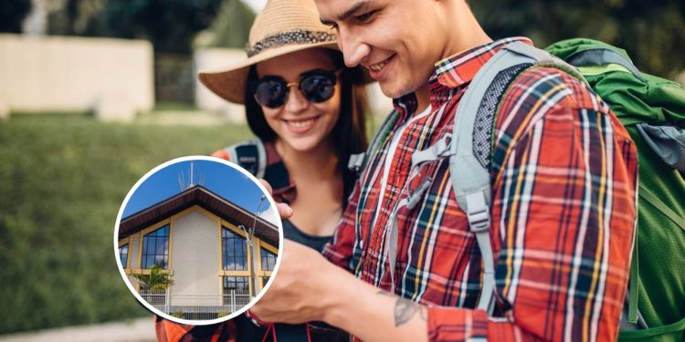 Turistas se encantam com a cidade onde é possível ter um pé em cada hemisfério do planeta