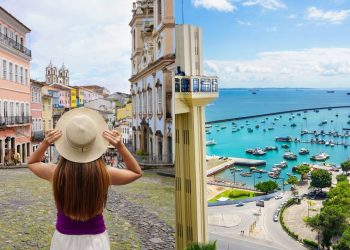 Cidade que foi a primeira capital do Brasil, fundada em 1549, tem o maior carnaval de rua do mundo