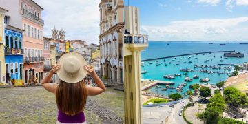 Cidade que foi a primeira capital do Brasil, fundada em 1549, tem o maior carnaval de rua do mundo