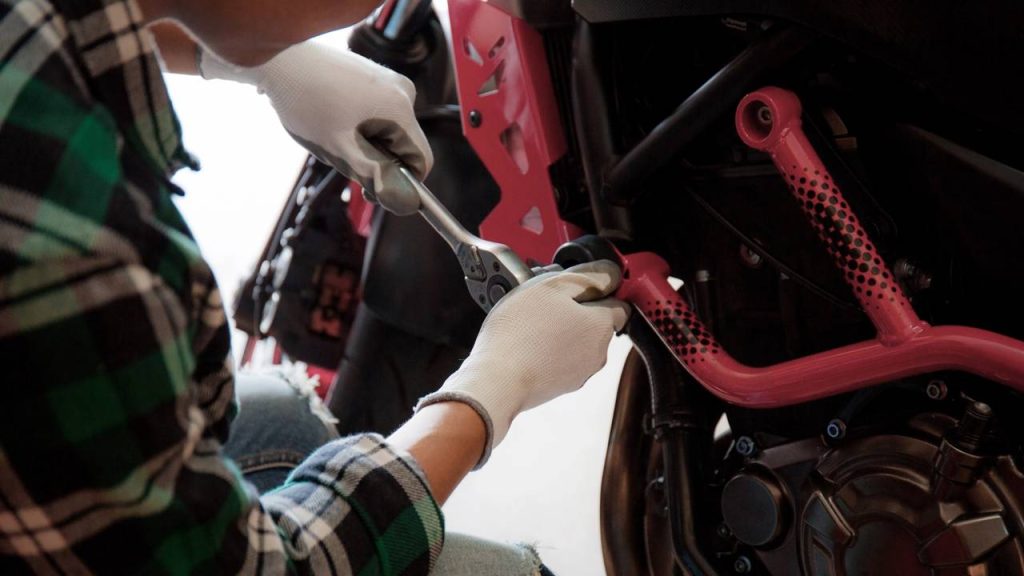 Manter um carro ficou caro demais e motos surgem como alternativa econômica e ágil nas cidades