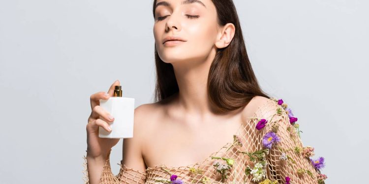 Como escolher perfumes femininos duradouros gastando até R$ 85