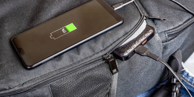 Tela apagando no pior momento? Power banks que garantem até 3 cargas completas no seu bolso