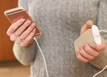 Power banks de até R$ 120 que são leves, compactos e carregam o celular rápido