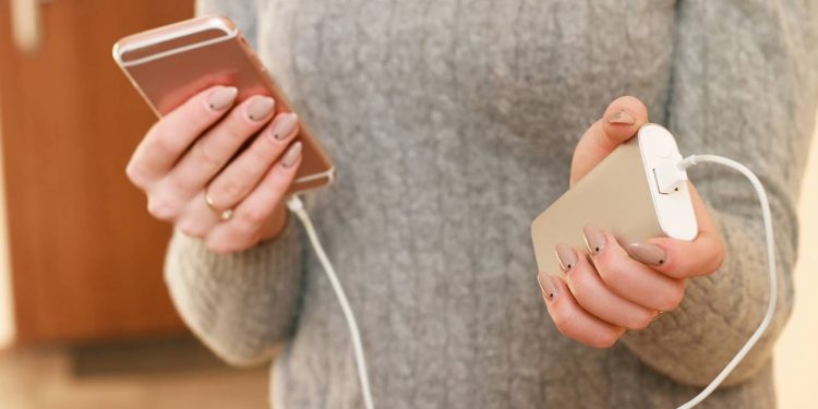 Power banks de até R$ 120 que são leves, compactos e carregam o celular rápido