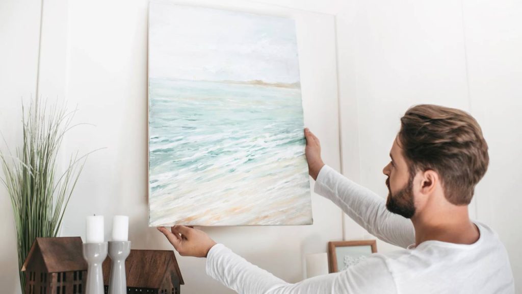 Parede de quadros baratos transforma qualquer ambiente sem gastar muito