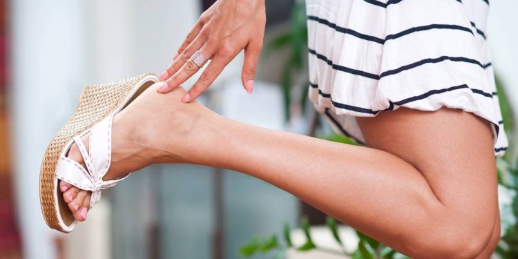 3 sandálias femininas por menos de R$ 50 que deixam seus pés frescos e confortáveis no verão