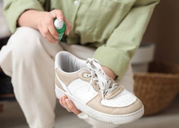 Crie seu próprio spray de sapatos com menos de trinta de reais