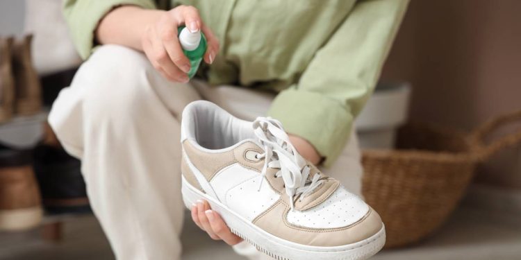Crie seu próprio spray de sapatos com menos de trinta de reais
