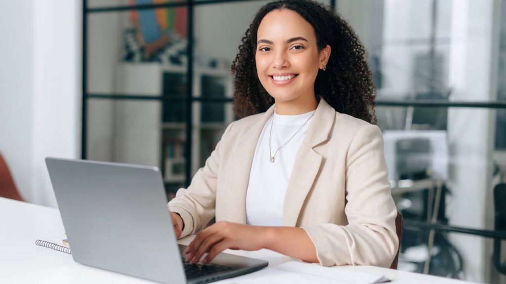 Profissionais brasileiros faturam em dólar sem sair de casa e impulsionam nova era do trabalho remoto