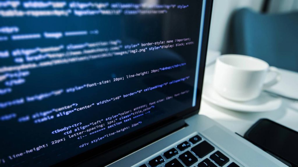 A habilidade de ouro que falta nas indústrias e paga salários acima da média