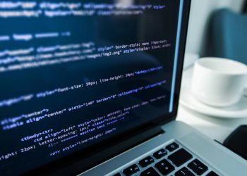 A habilidade de ouro que falta nas indústrias e paga salários acima da média