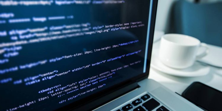 A habilidade de ouro que falta nas indústrias e paga salários acima da média