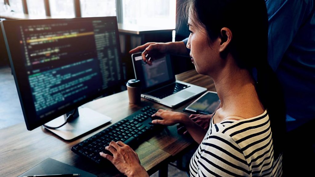 A habilidade de ouro que falta nas indústrias e paga salários acima da média