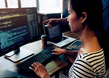 A habilidade de ouro que falta nas indústrias e paga salários acima da média