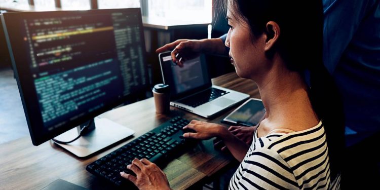 A habilidade de ouro que falta nas indústrias e paga salários acima da média