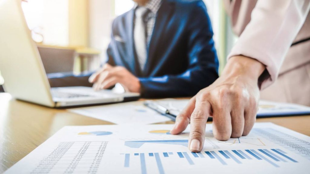 O movimento silencioso que está fazendo brasileiros faturarem em dólar sem sair de casa