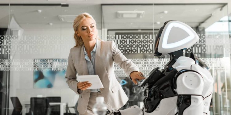 Profissão da tecnologia que cria robôs digitais e já paga salários acima de R$ 10 mil por mês