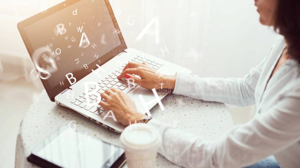 O trabalho que cabe em uma mochila conquista jovens e adultos que buscam dinheiro, autonomia e tempo livre