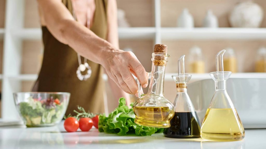 O truque caseiro que dá brilho natural na madeira gastando menos de R$ 3