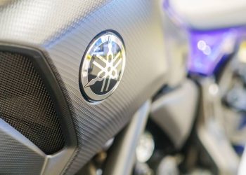 Moto barata da Yamaha custa menos de R$ 18 mil e faz 42 km com 1 litro de combustível