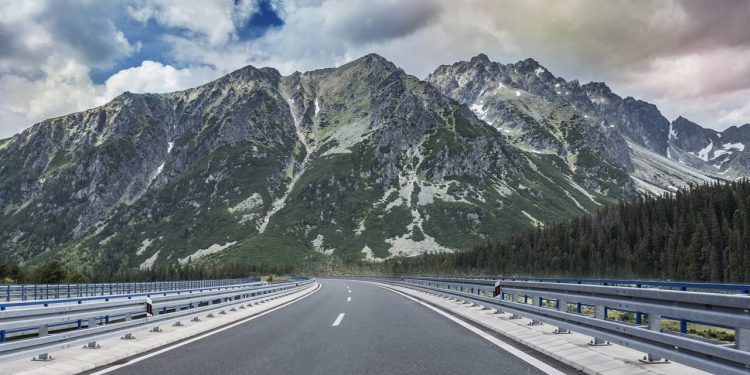 Famosa rodovia tem mais de 13.000 km de extensão e não possui limite de velocidade